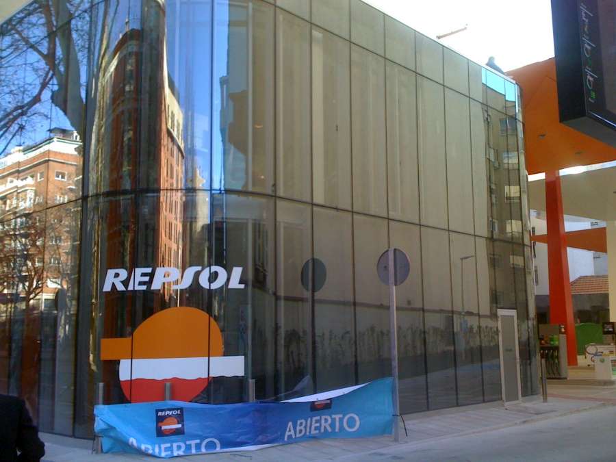 Fachada Muro Cortina en estación de servicio Repsol, c/ Alberto Aguilera de Madrid